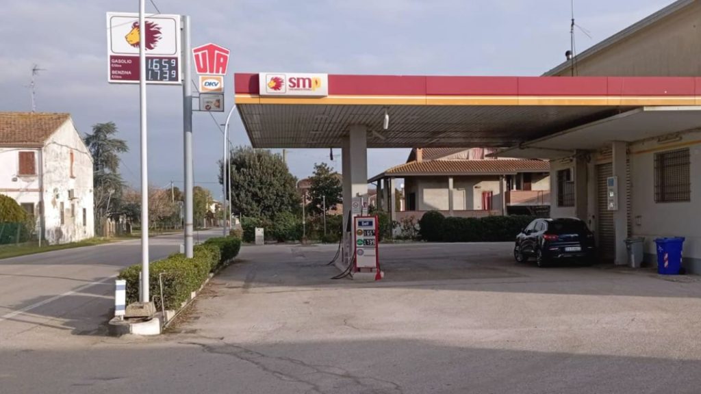 SMP - Distributore PONTELAGORINO